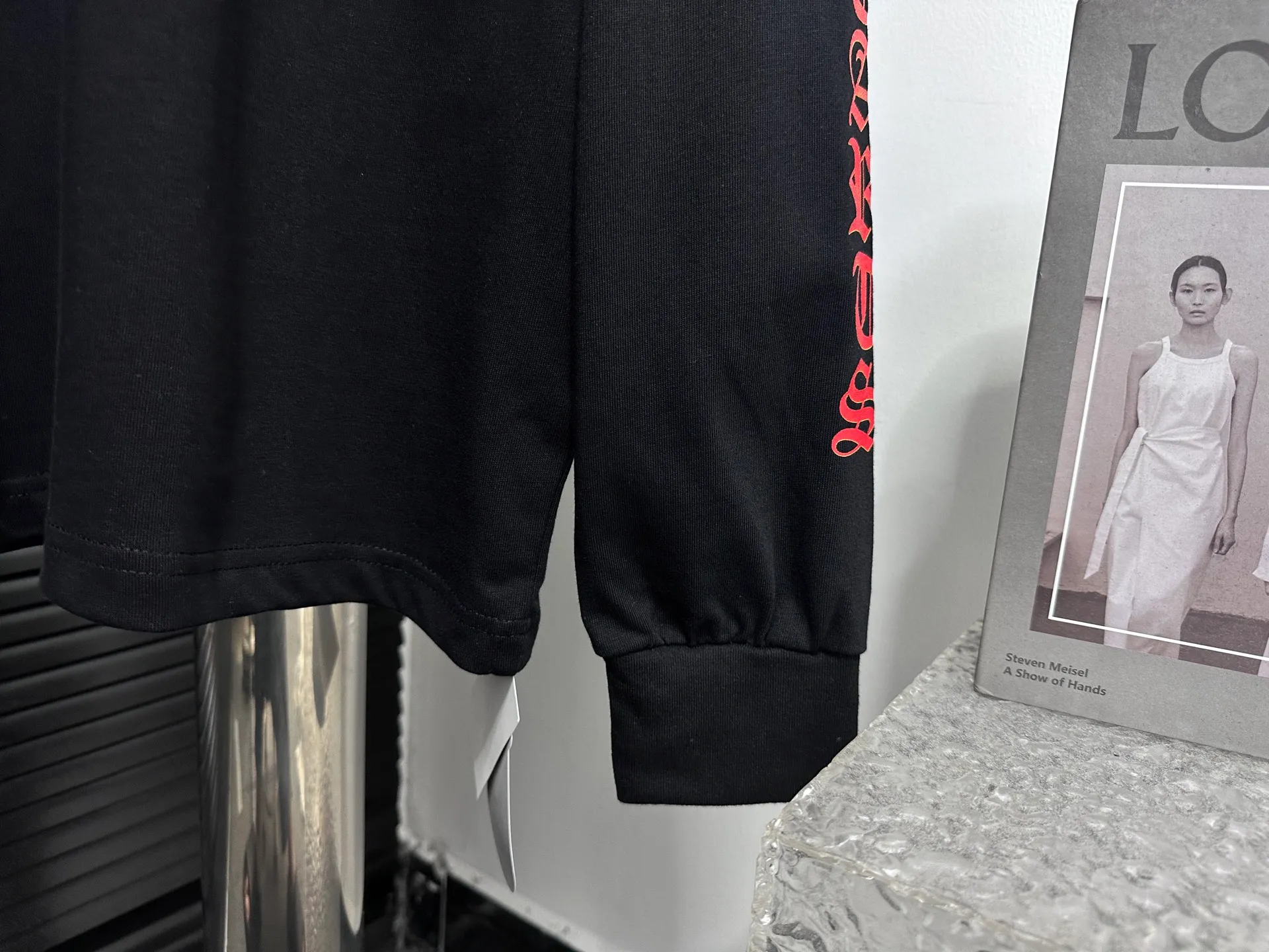 🅿️230 [Come Hearts] Crow Heart Graffiti Letters Limited Sanskrit Printed Long Sleeves, High Weight Threads on Collar and Cuffs, Custom Weaved and Dyed 280g Double Yarn Pure Cotton Fabric, Washed Anti-Counterfeiting Tags and other auxiliary labels are all correct versions, super conspicuous, super pretty, super stylish, same style for men and women! The overall upper body highlights fashion and individuality, and when worn together by a couple, it is a recommended T-shirt by the Street Ace!! Same style for men and women Size: XS-L